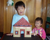 Lelkes kóreai gyerekek az építőkokckákkal
