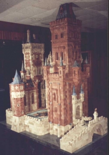 Ugyanezt a kastélyt újraépítette George Hardy kb. 1990-ben